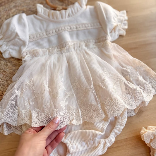 Baby-Romper „Bella“ mit kurzem Ärmel und Spitzenrock