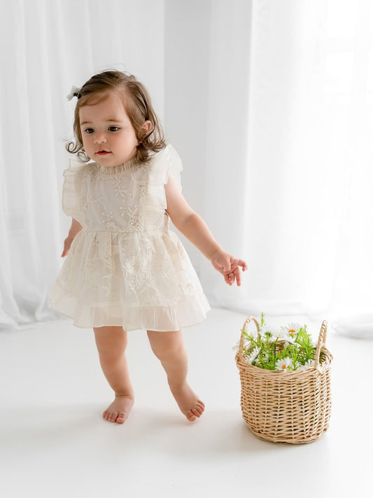 Baby-Romperkleid „Amélia“ mit Guipure-Spitze und Rüschen