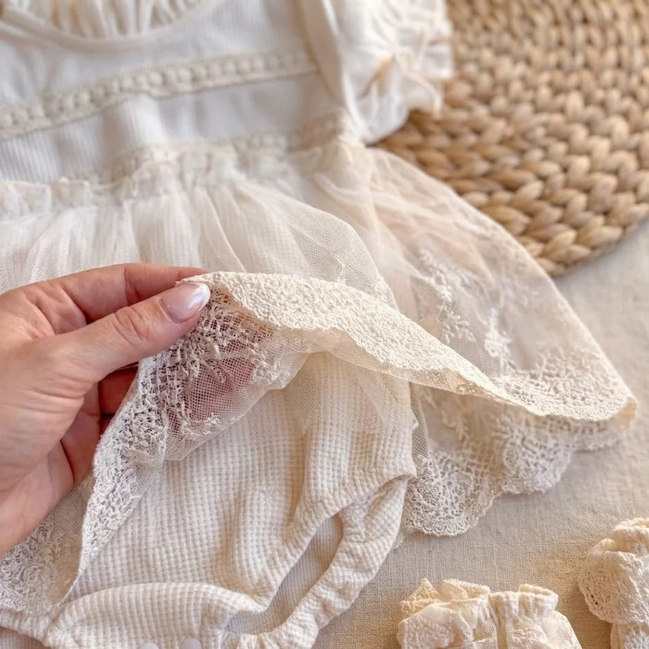 Baby-Romper Bella mit Spitze und kurzen Ärmeln