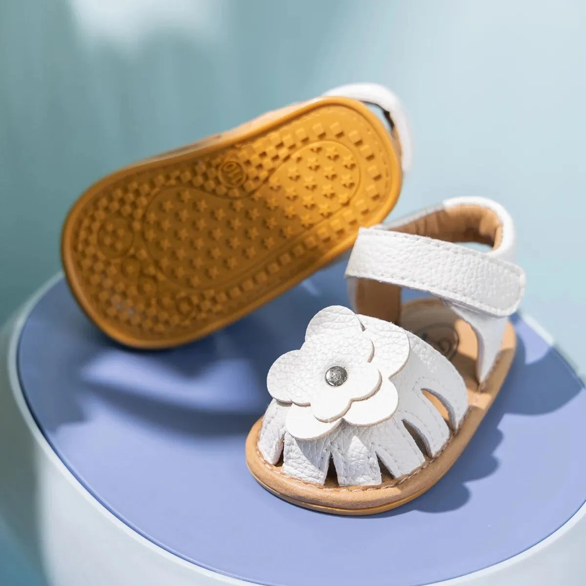 Sandale aus Kunstleder – Blumenmodell