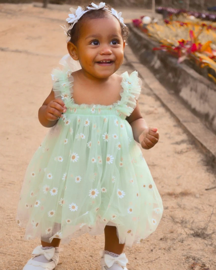 Mädchenkleid mit Gänseblümchenmuster