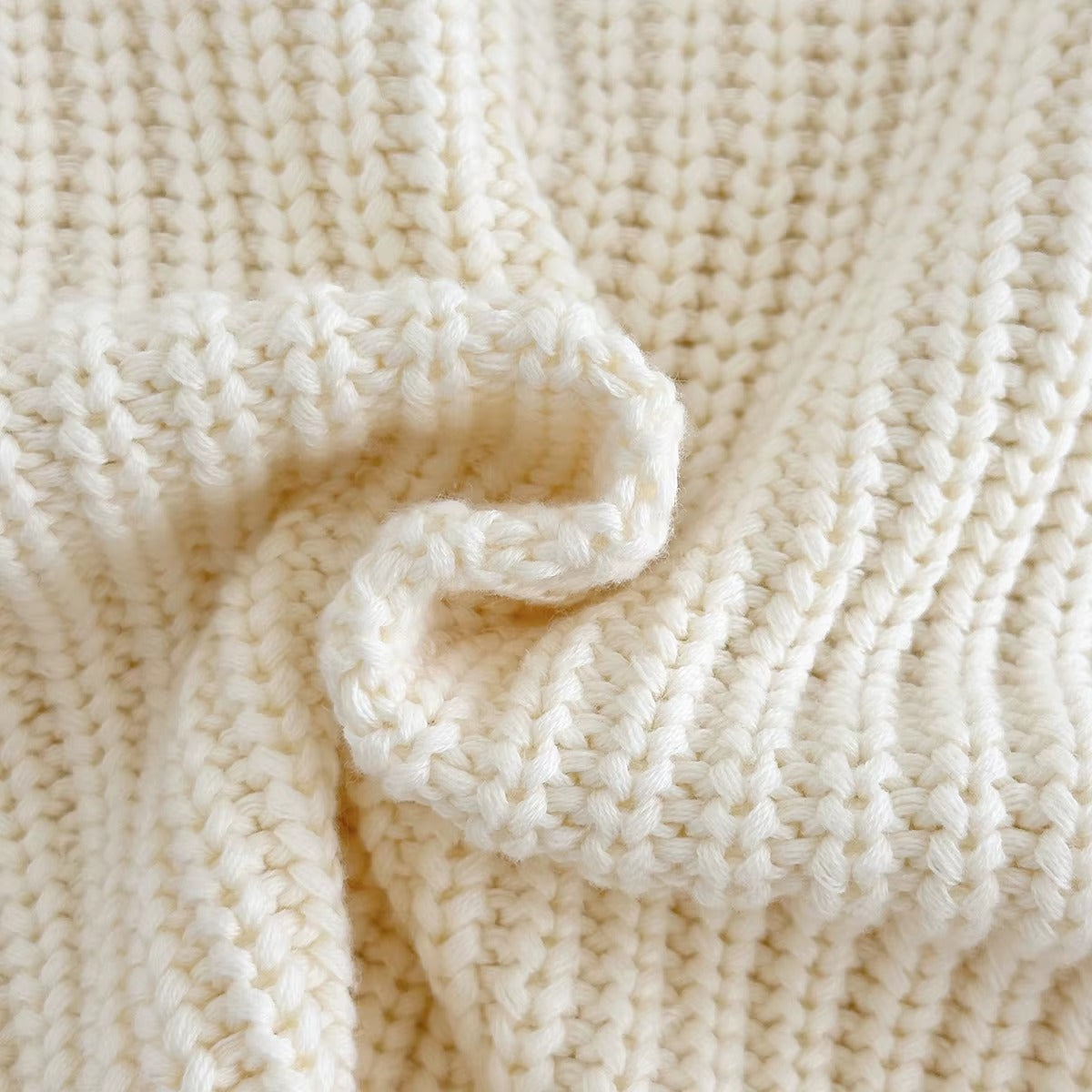 Süße handgemachte Strickjacke für Baby-Mädchen mit Knopf