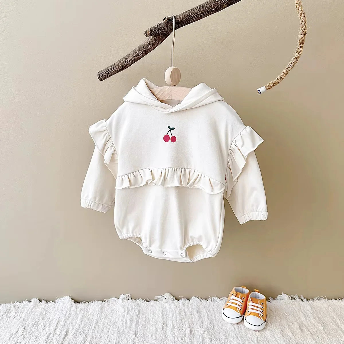 Babystrampler aus Sweatstoff mit Kirschen