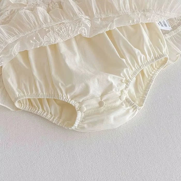 Baby-Kleid Amélia mit Guipure-Spitze und Rüschen