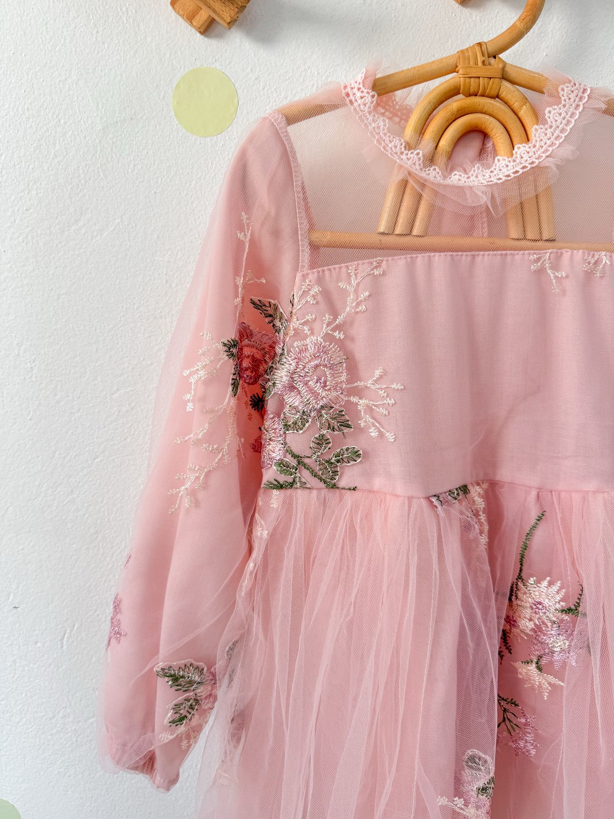 Kleid mit besticktem Tüll