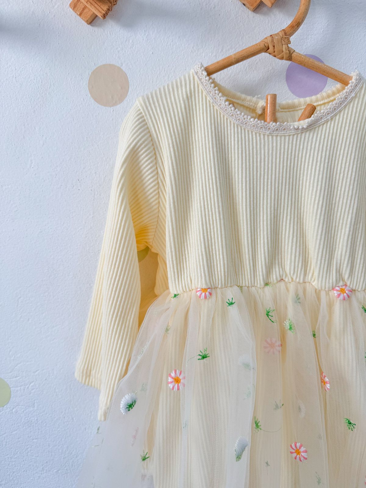 Babystrampler mit Tüll und Blumen