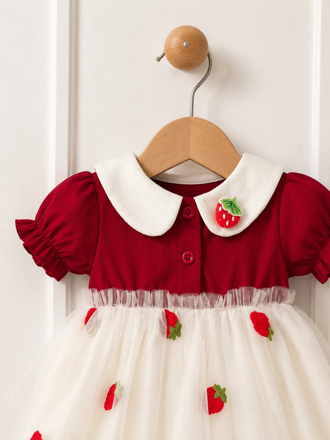 Kleid „Fraise“ mit Erdbeer-Applikationen