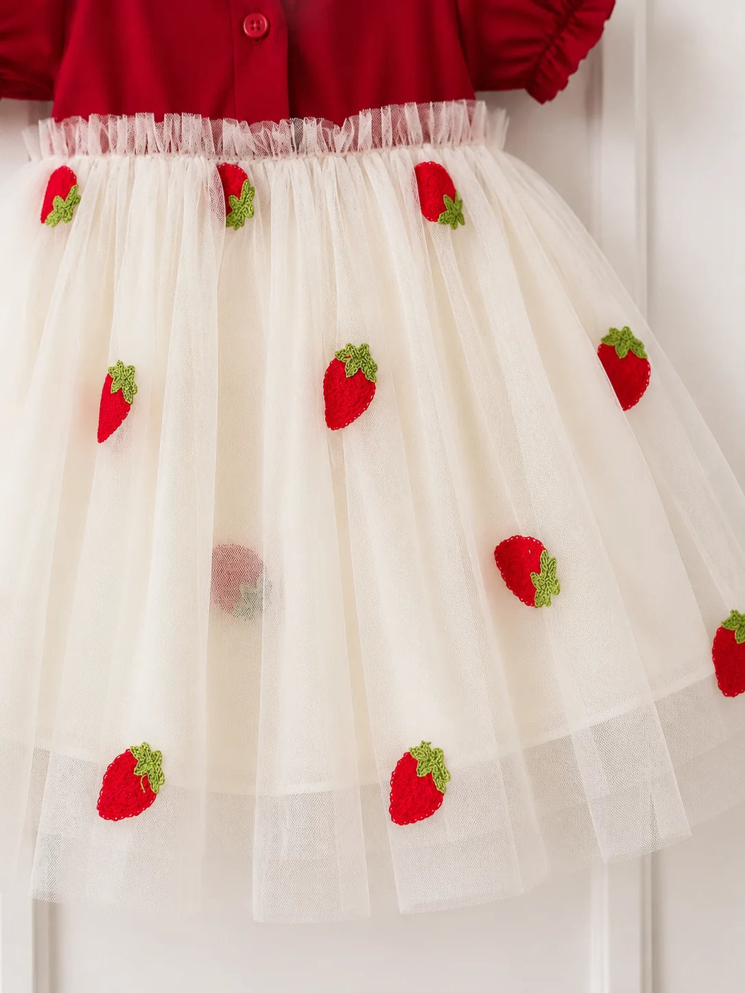 Kleid „Fraise“ mit Erdbeer-Applikationen
