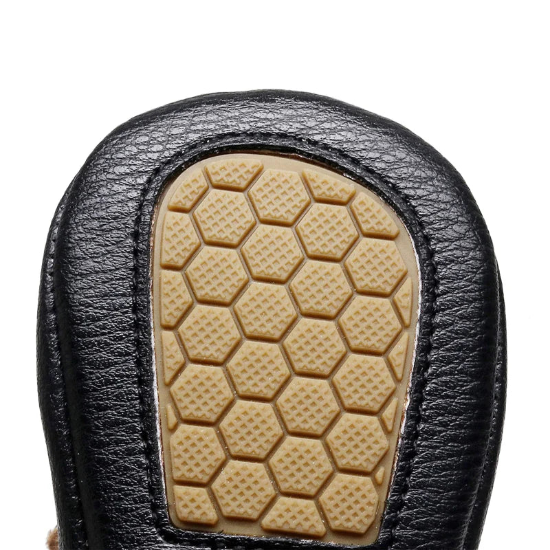 Ökologischer Leder-Schuh mit Schleife.