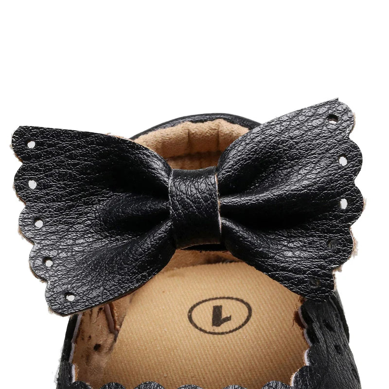 Ökologischer Leder-Schuh mit Schleife.