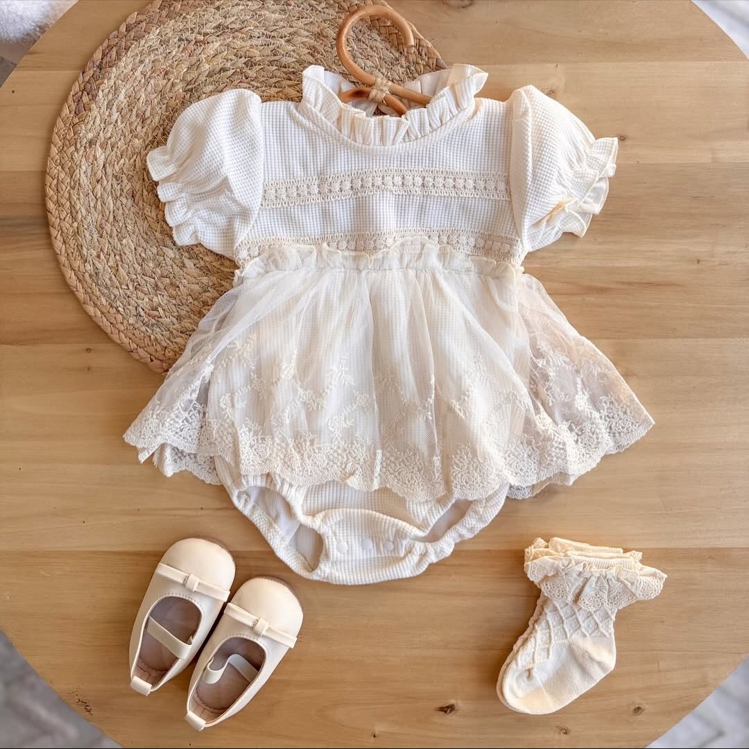 Baby-Romper „Bella“ mit kurzem Ärmel und Spitzenrock