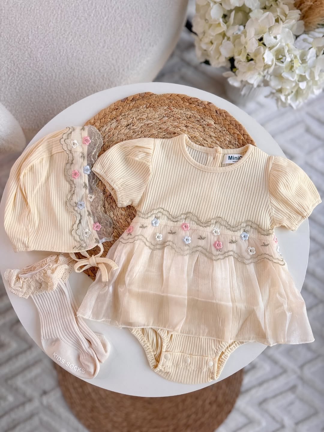 Body-Kleid Vanilletraum mit passendem Hut