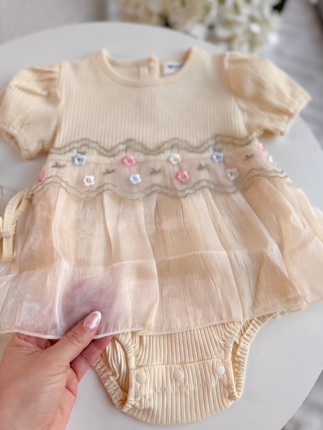 Body-Kleid Vanilletraum mit passendem Hut