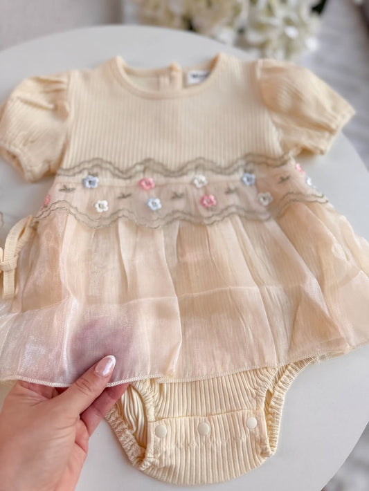 Body-Kleid mit Hut – Vanilletraum