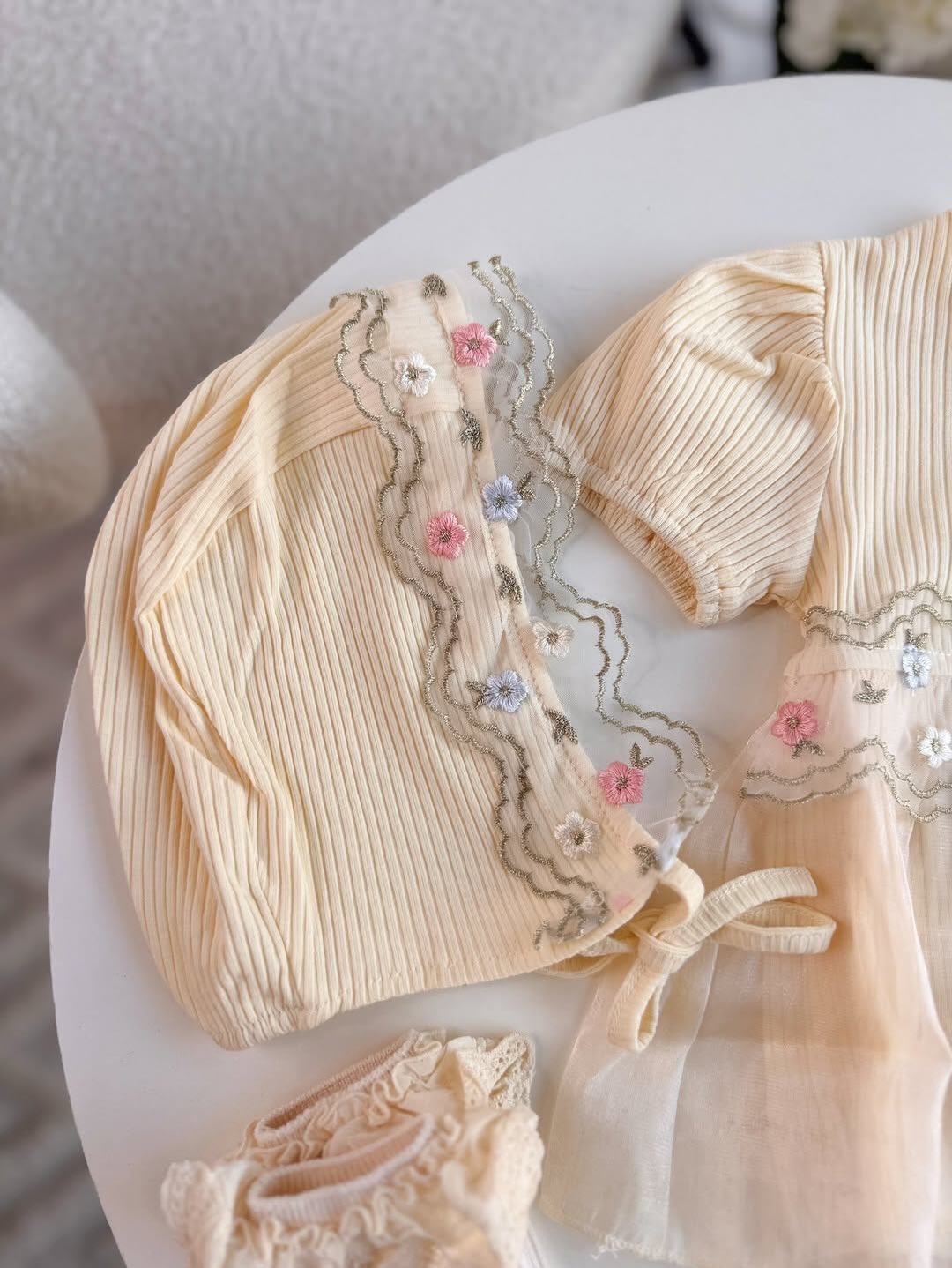 Body-Kleid Vanilletraum mit passendem Hut