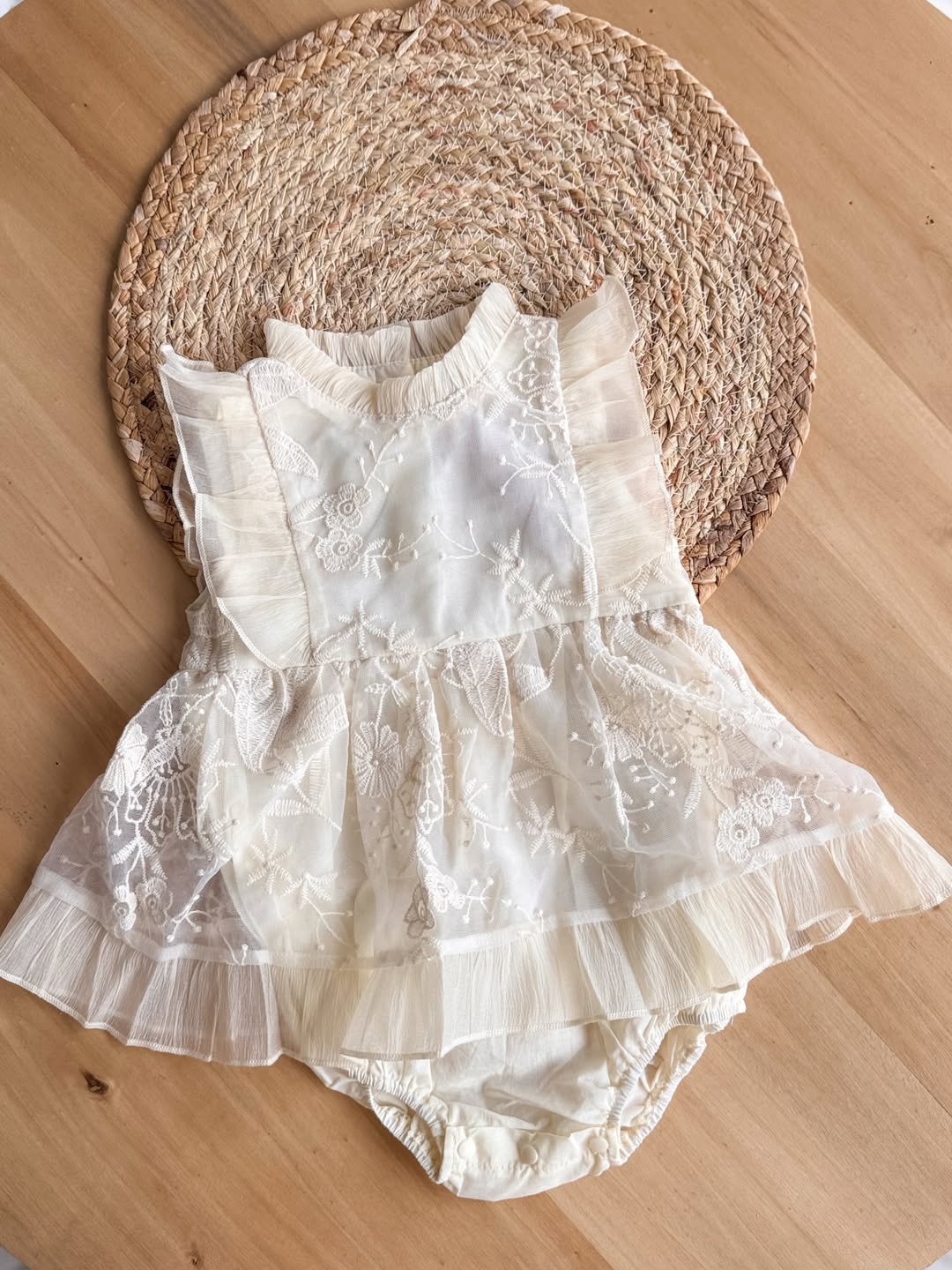 Baby-Kleid Amélia mit Guipure-Spitze und Rüschen