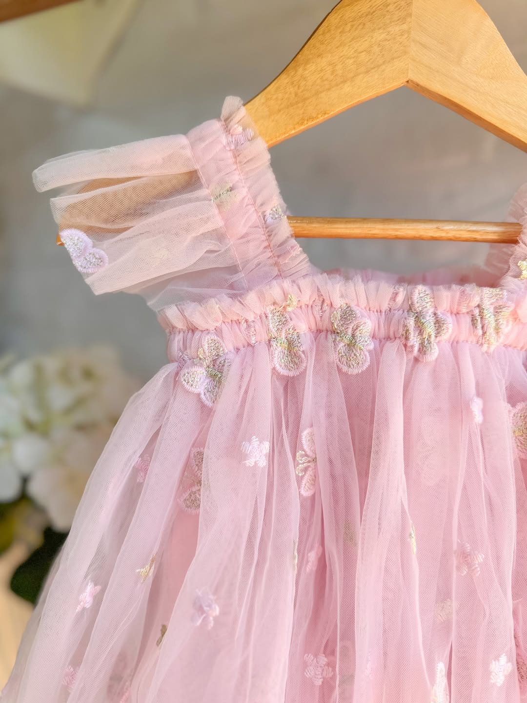 Kinderkleid „Mariposa“ mit Tüll und Blumenstickerei – Rosa & Beige