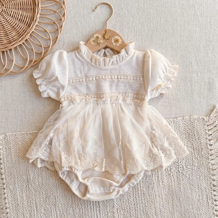 Baby-Romper Bella mit Spitze und kurzen Ärmeln