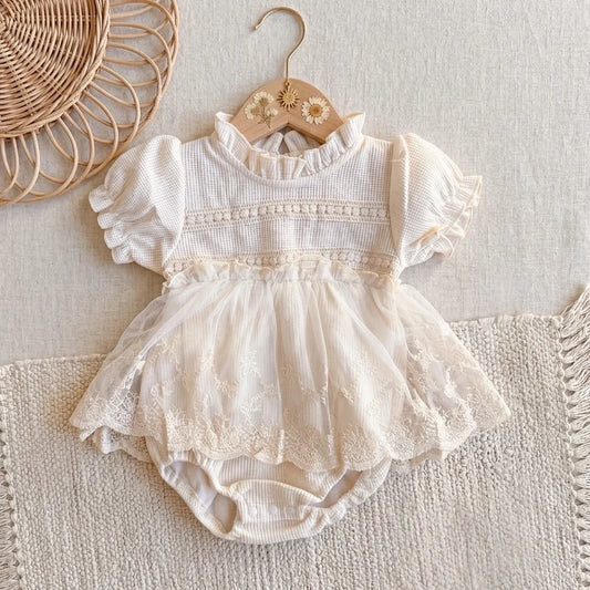 Baby-Romper Bella mit Spitze und kurzen Ärmeln