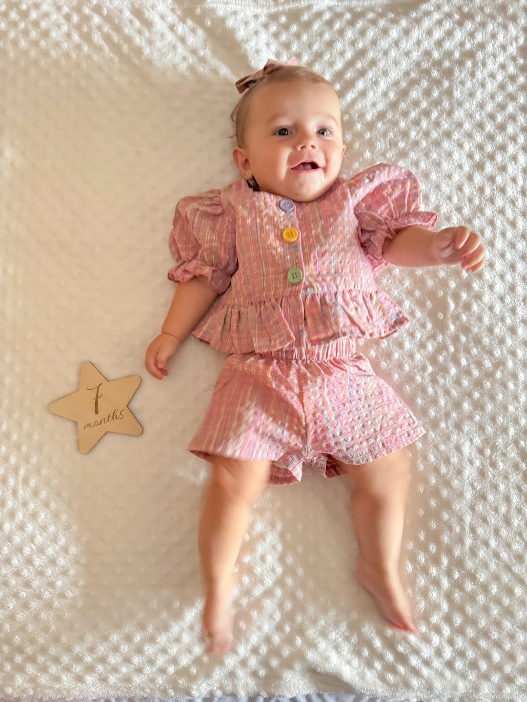 Kinder-Outfit mit bunter Shorts und Bluse