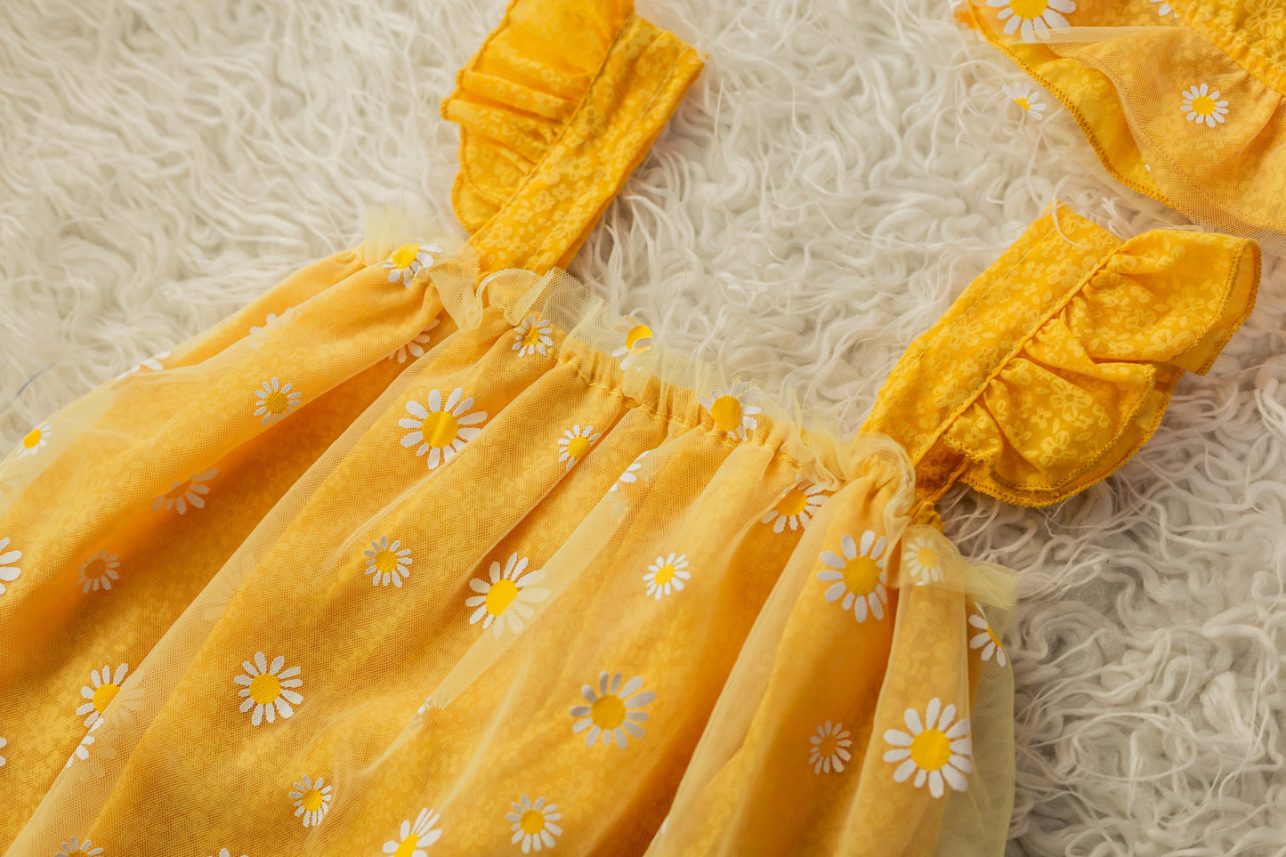 Tüll-Strampler mit Gänseblümchen und Hut