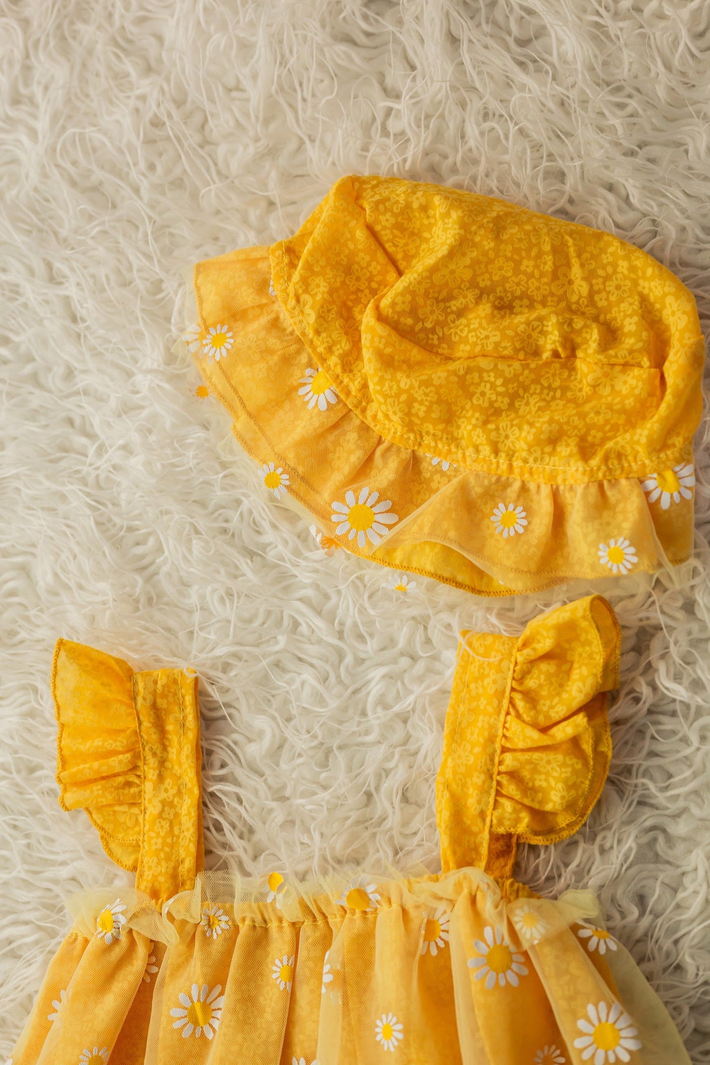 Tüll-Strampler mit Gänseblümchen und Hut