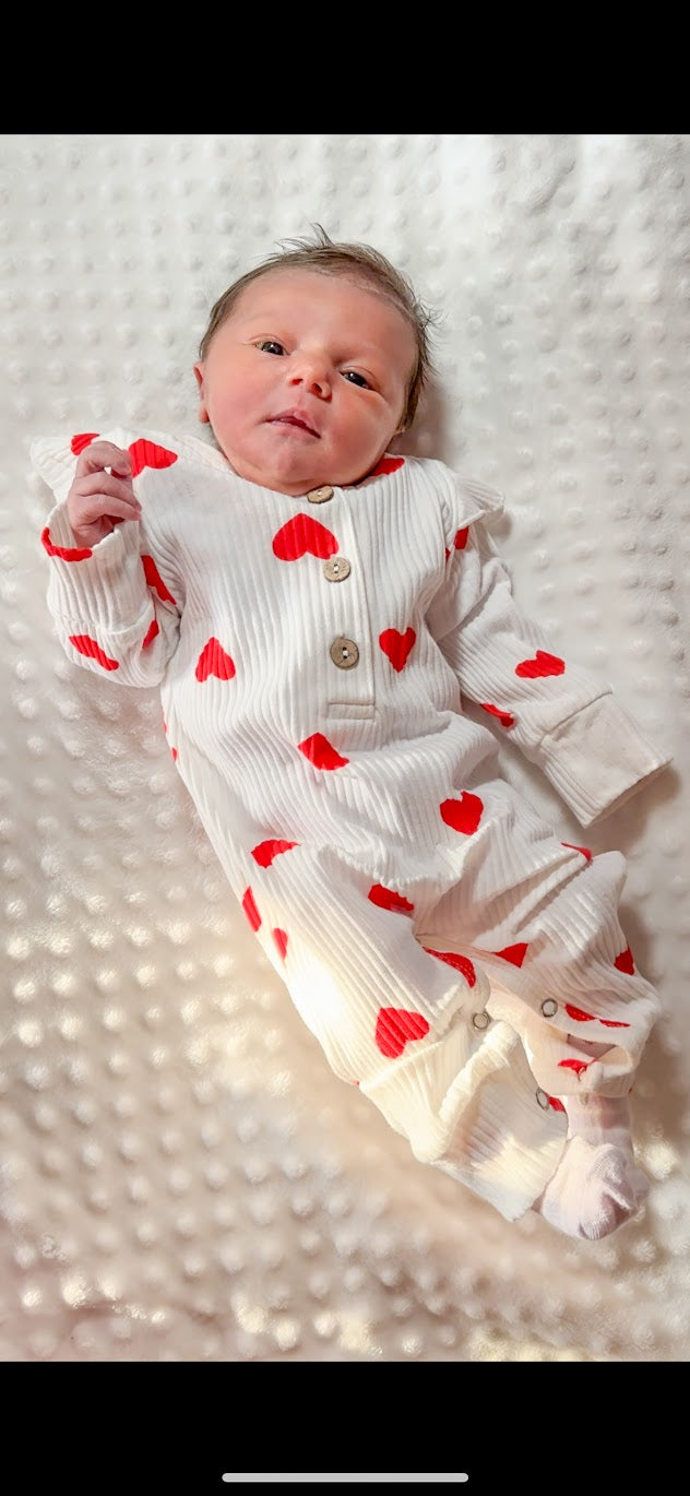 Baby-Strampler mit Herzen