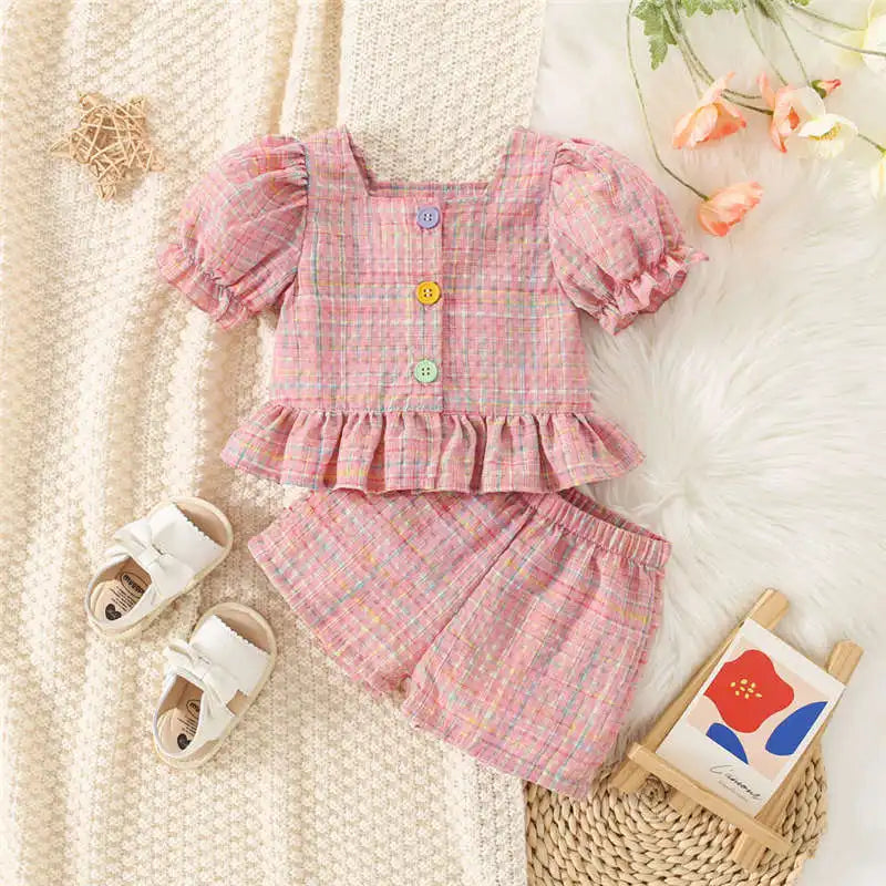 Kinder-Outfit mit bunter Shorts und Bluse