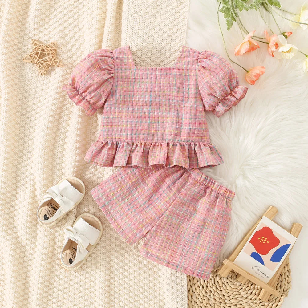 Kinder-Outfit mit bunter Shorts und Bluse