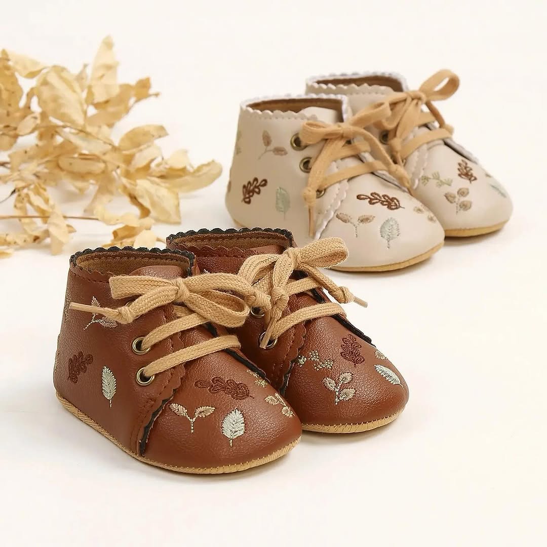 Bestickte Baby-Boots aus weichem Kunstleder
