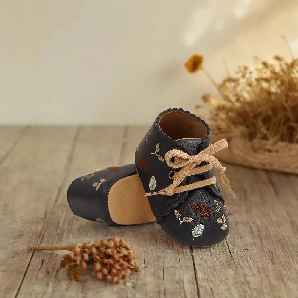 Bestickte Baby-Boots aus weichem Kunstleder