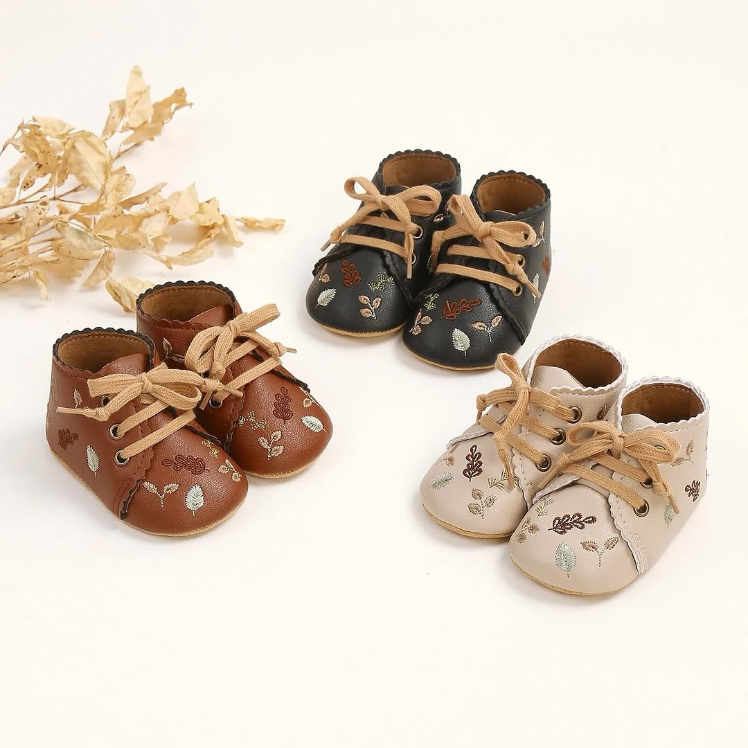 Bestickte Baby-Boots aus weichem Kunstleder