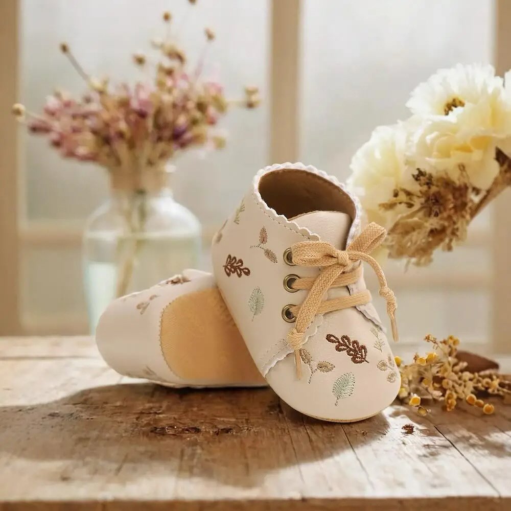 Bestickte Baby-Boots aus weichem Kunstleder