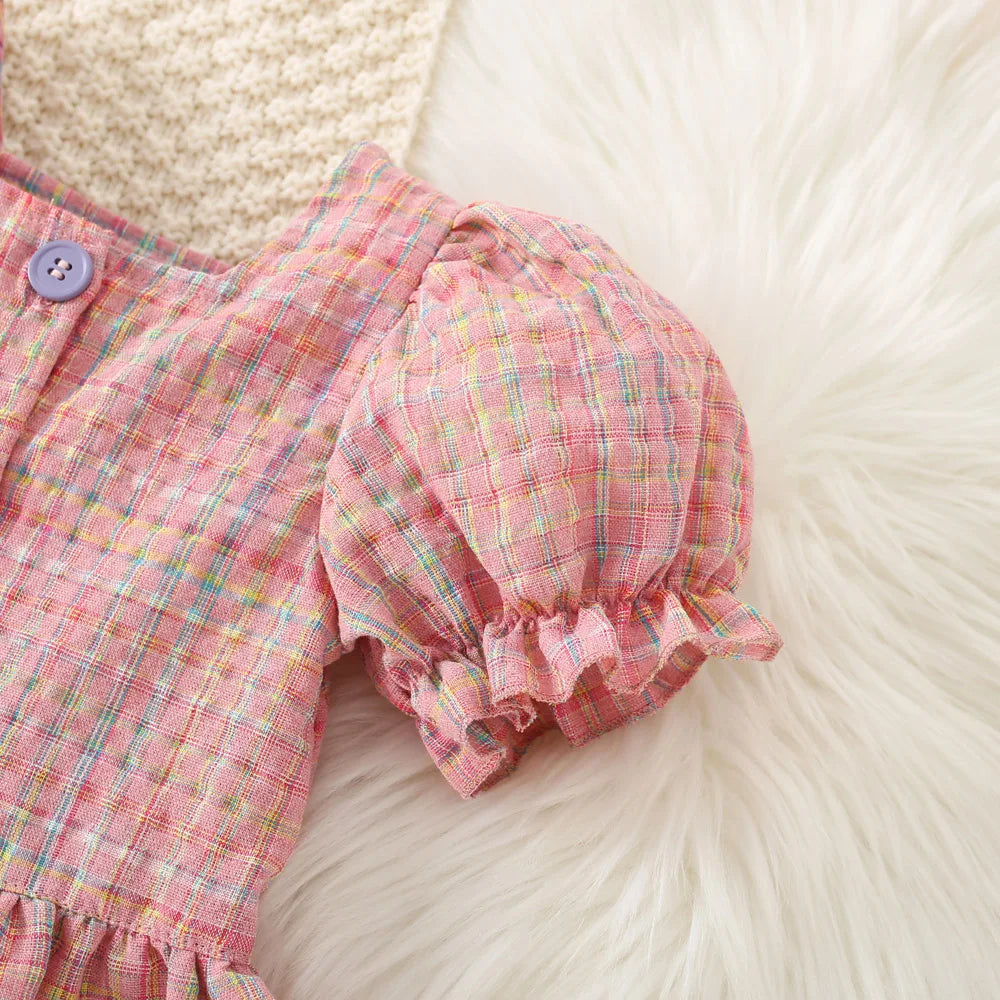 Kinder-Outfit mit bunter Shorts und Bluse