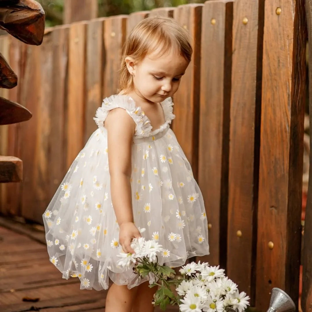 Mädchenkleid mit Gänseblümchenmuster