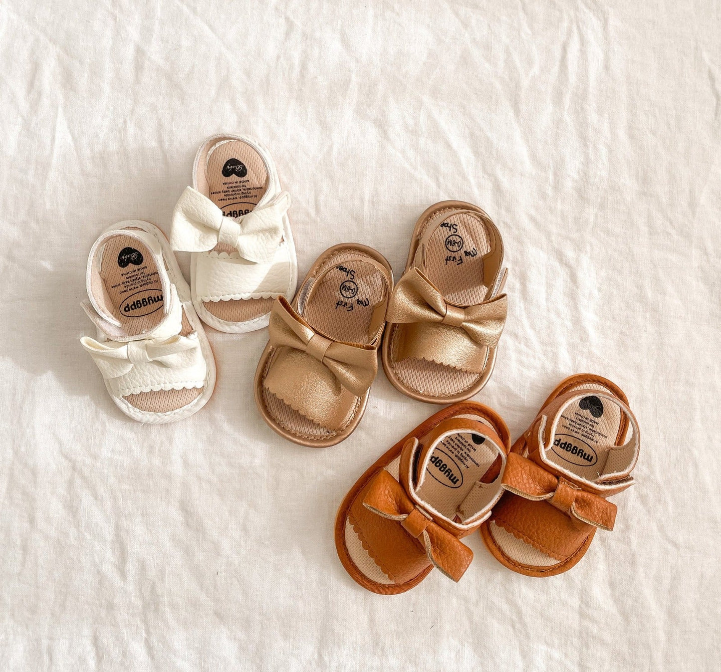 Baby-Sandale aus Kunstleder mit Schleife