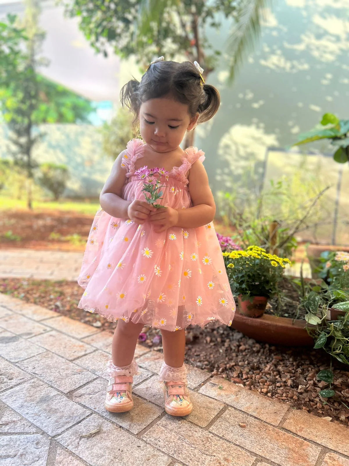 Mädchenkleid mit Gänseblümchenmuster