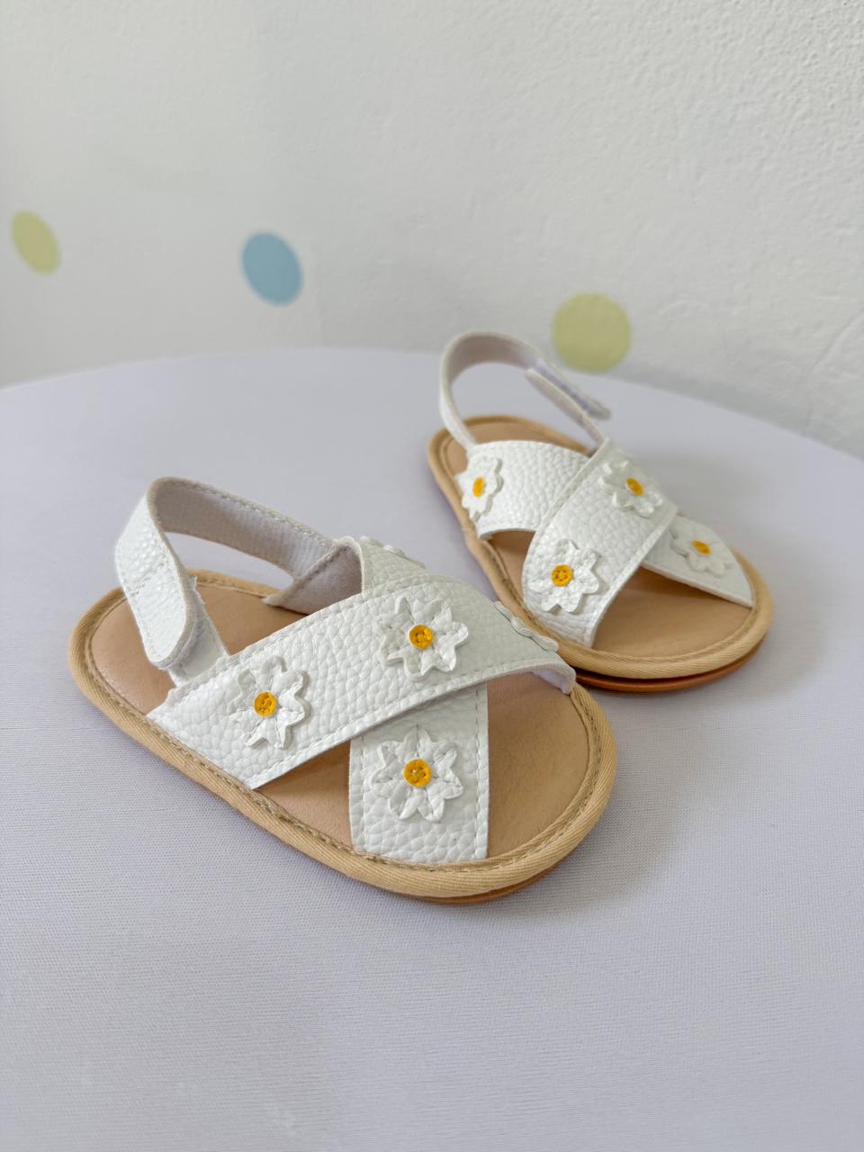 Sommerliche Baby-Sandalen mit Blumen