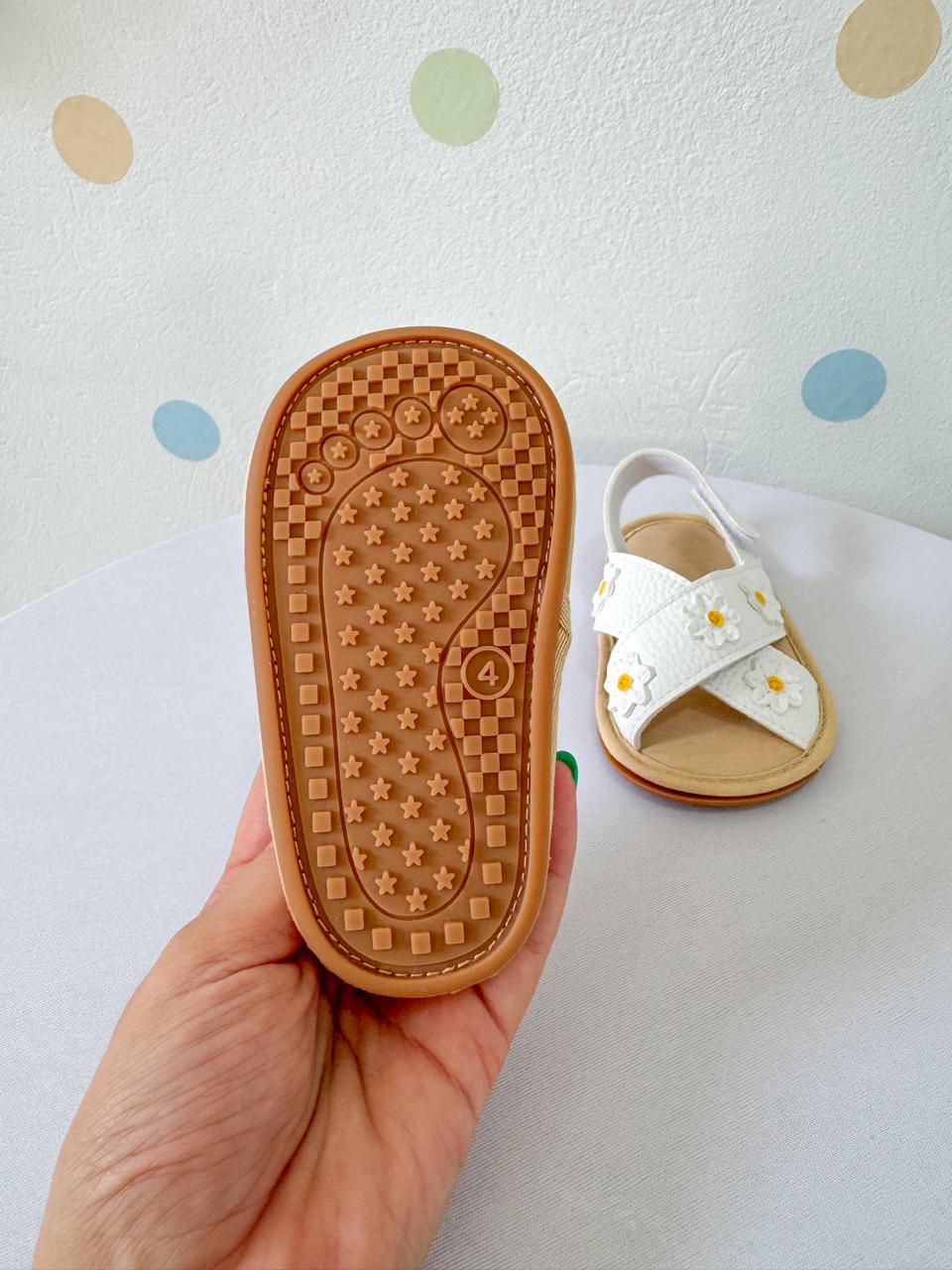 Sommerliche Baby-Sandalen mit Blumen