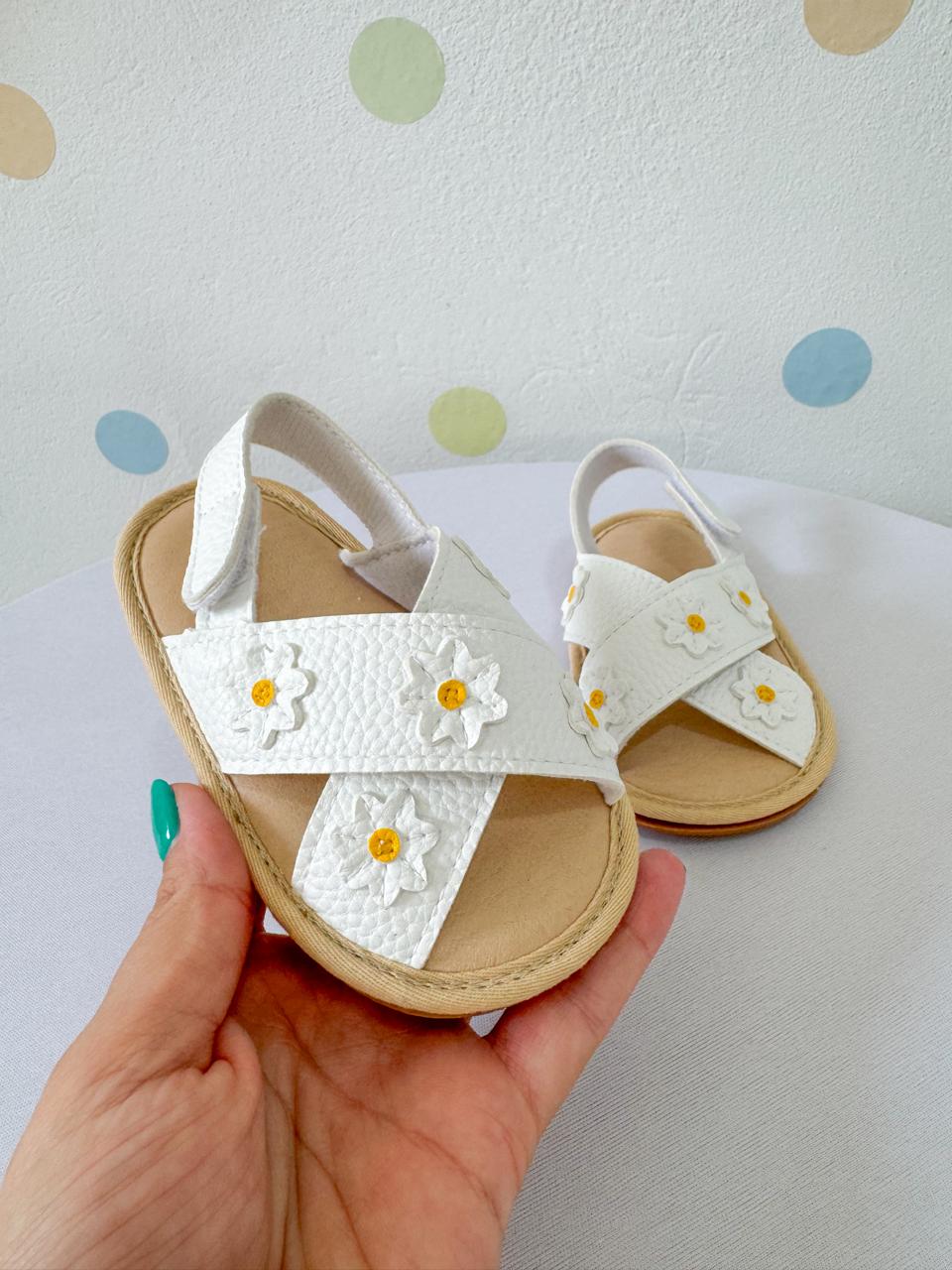 Sommerliche Baby-Sandalen mit Blumen