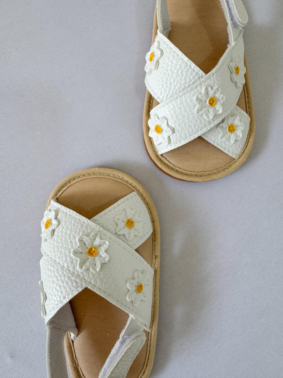Sommerliche Baby-Sandalen mit Blumen