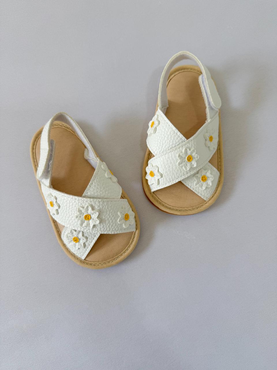 Sommerliche Baby-Sandalen mit Blumen