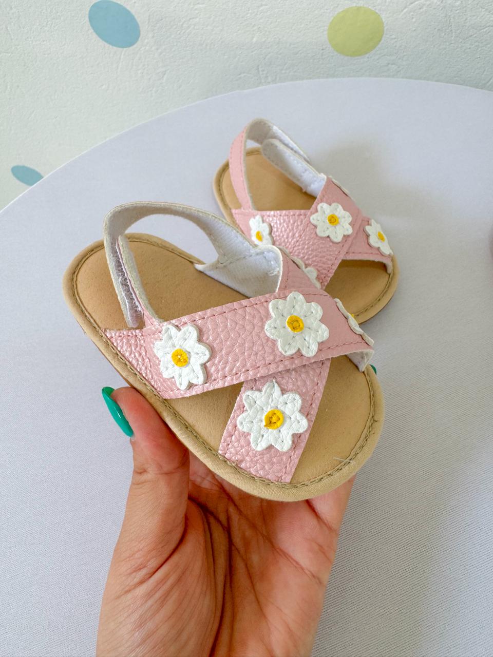 Sommerliche Baby-Sandalen mit Blumen