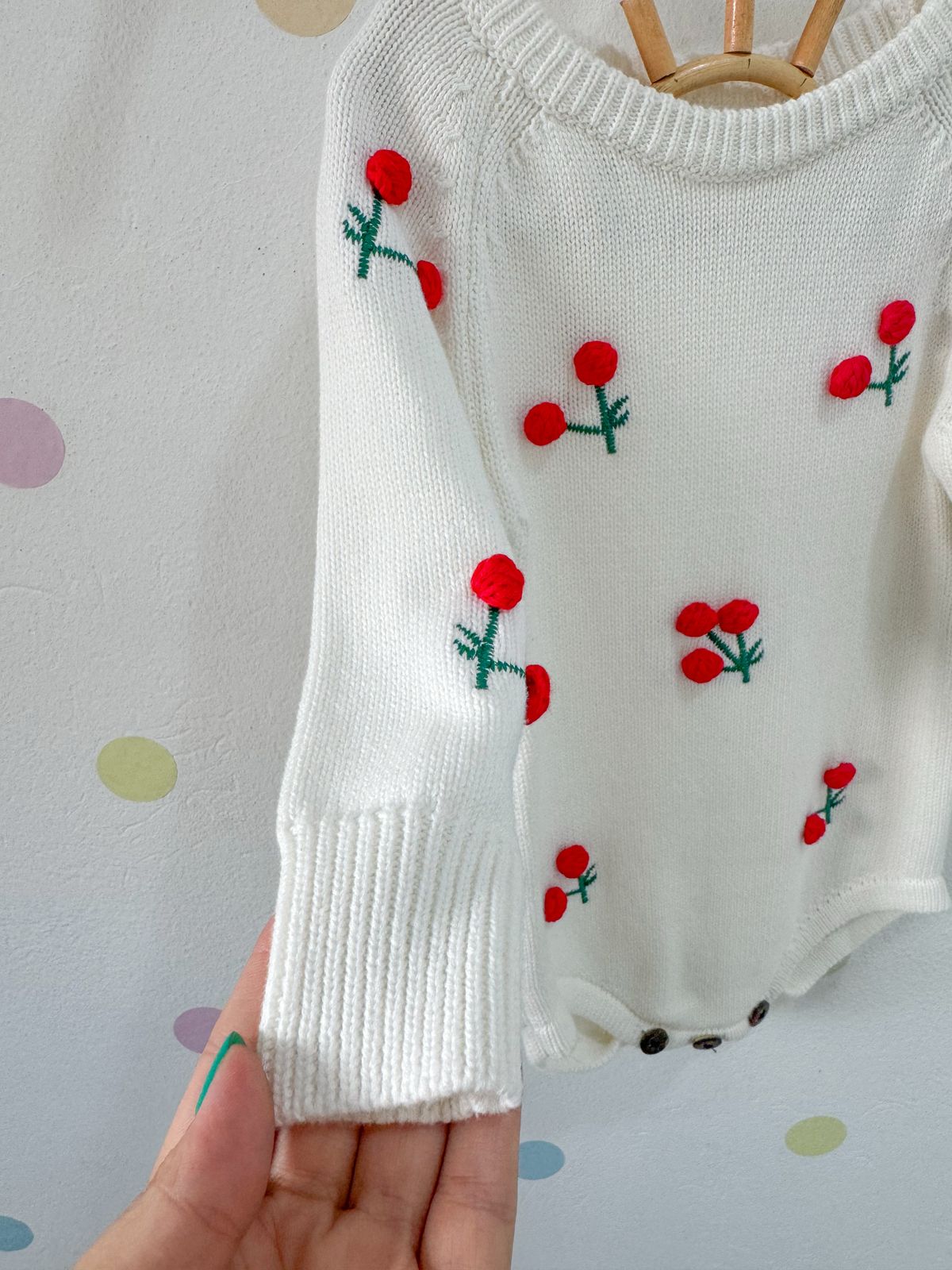 Strick-Romper mit Kirschen