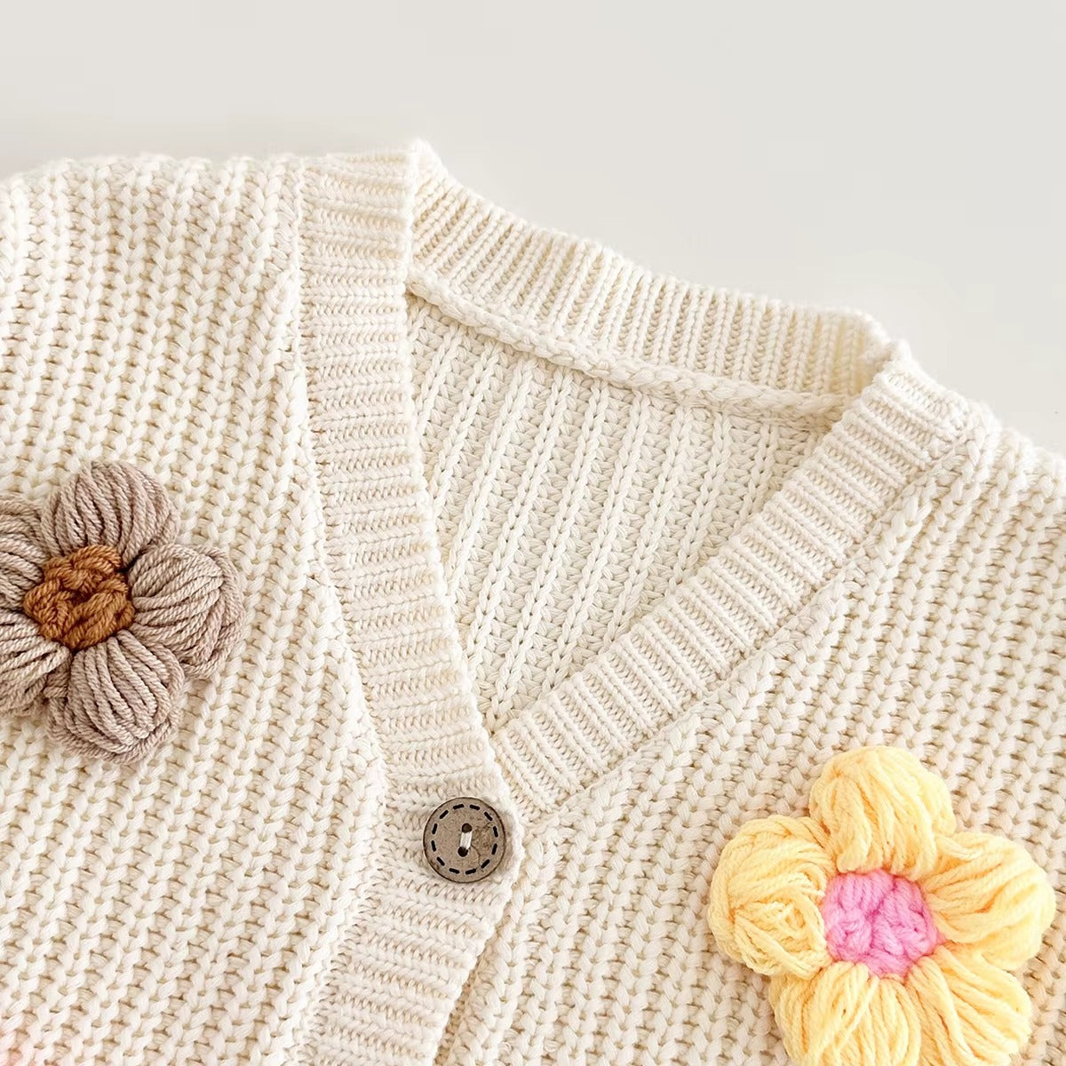 Süße handgemachte Strickjacke für Baby-Mädchen mit Knopf