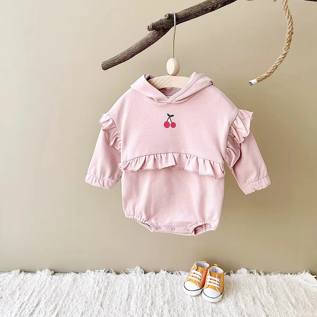 Babystrampler aus Sweatstoff mit Kirschen