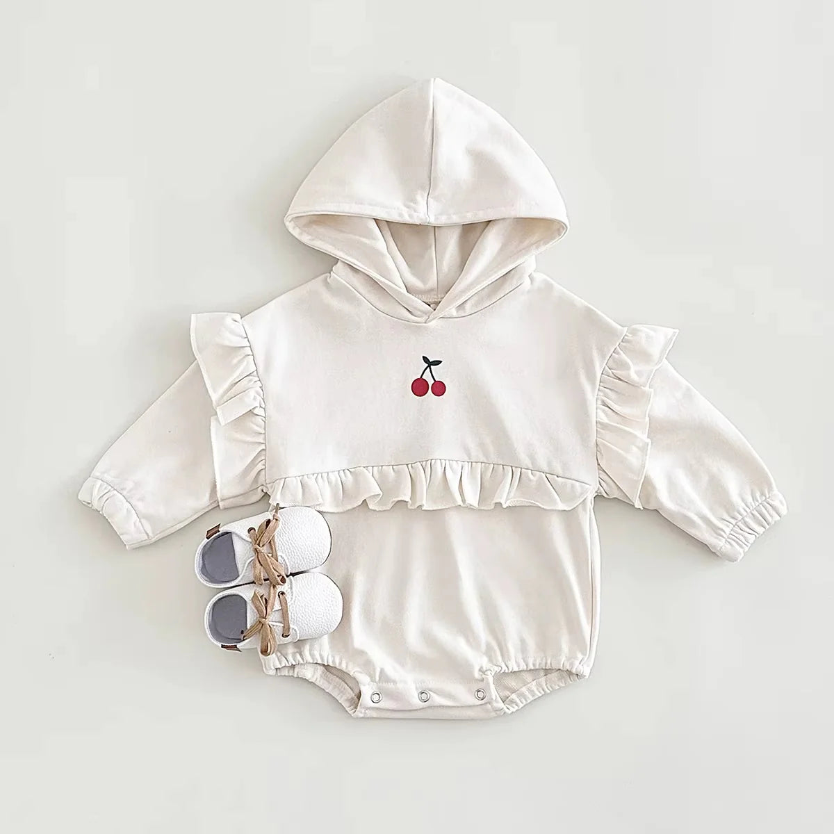 Babystrampler aus Sweatstoff mit Kirschen