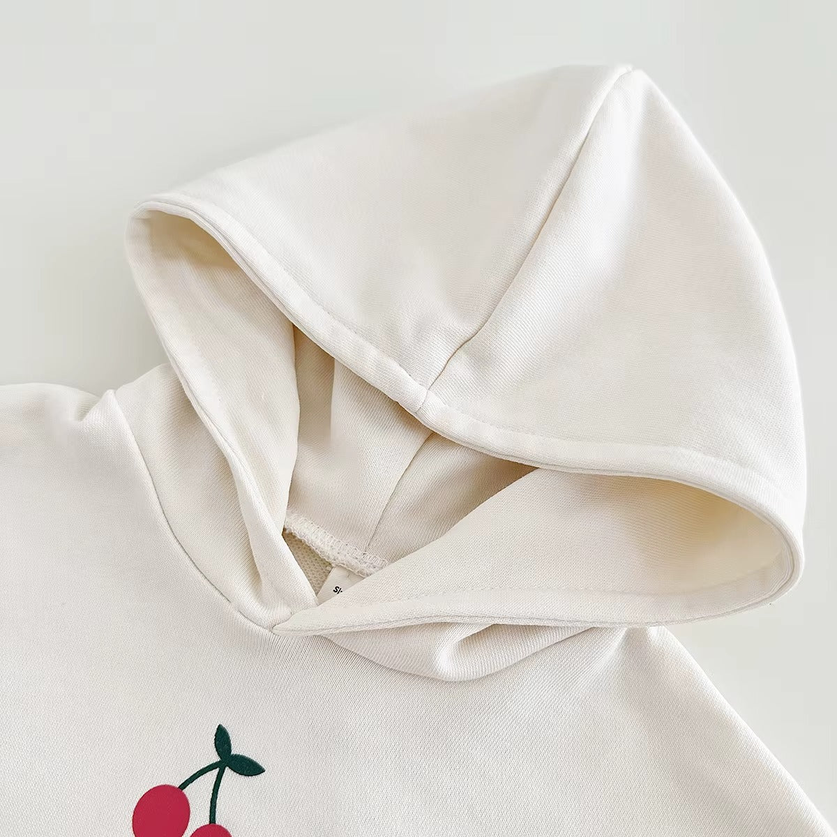 Babystrampler aus Sweatstoff mit Kirschen