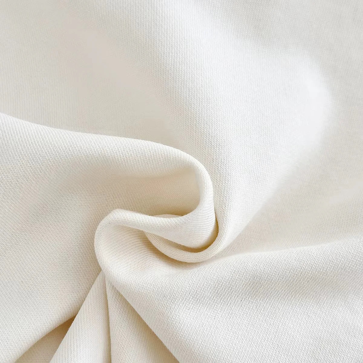 Babystrampler aus Sweatstoff mit Kirschen