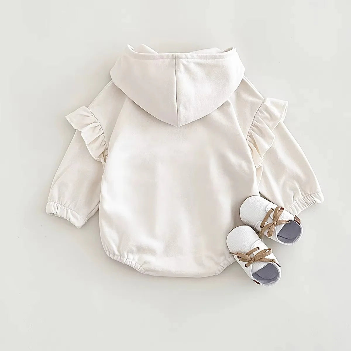 Babystrampler aus Sweatstoff mit Kirschen